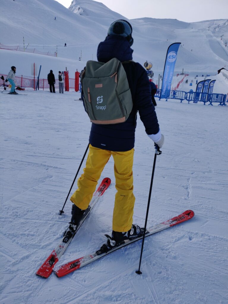 Justin sur ses skis avec sac snapp